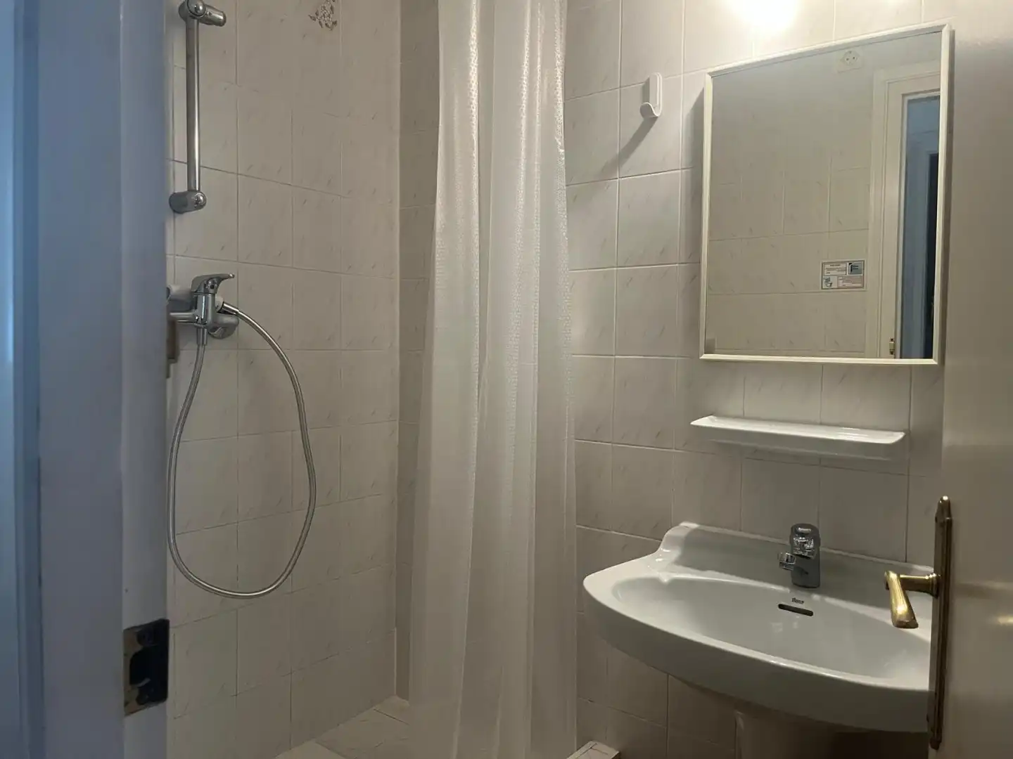Badezimmer von Einfamilien-Reihenhaus zum Verkauf in Empuriabrava mit Privatgarten und Terrasse