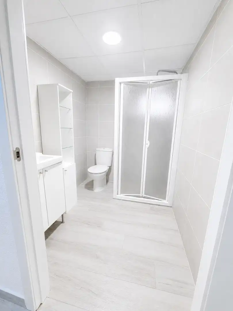 Baño de Piso de alquiler en Sevilla con Aire acondicionado, Calefacción y Amueblado
