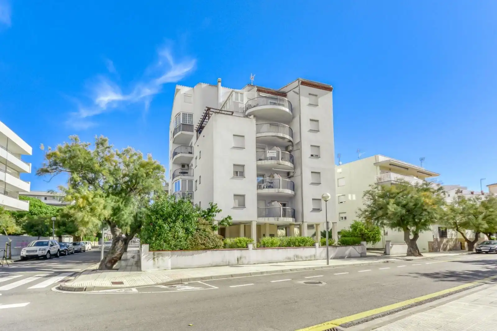 Exterior view of Apartments for sale in Roses  with Air Conditioner, Terrace and Furnished