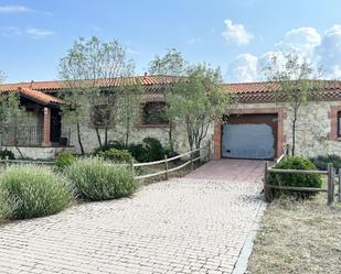 Vista exterior de Finca rústica en venda en Pelayos del Arroyo amb Calefacció i Jardí privat