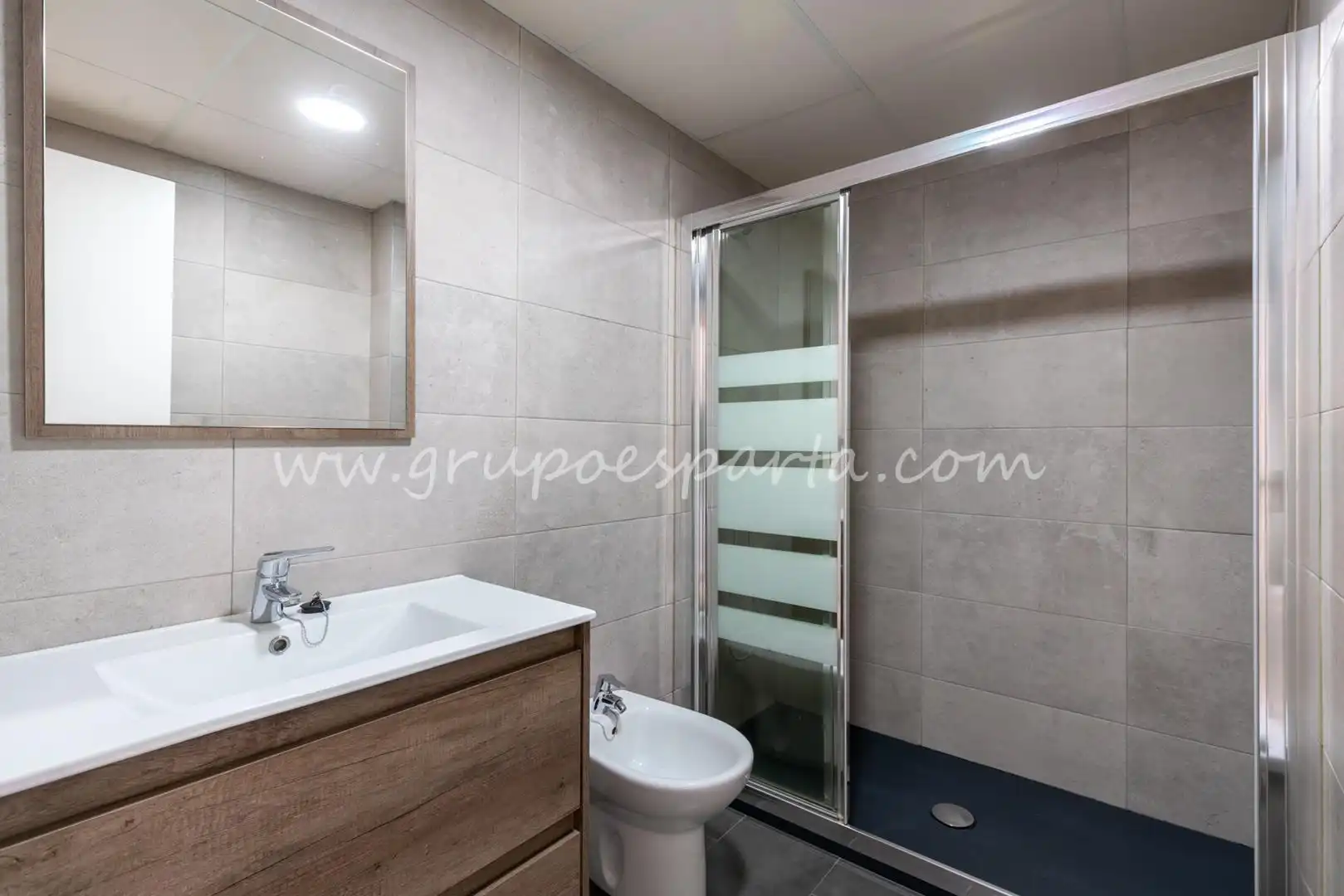 Bathroom of Flat for sale in Sevilla  with Air Conditioner and Balcony