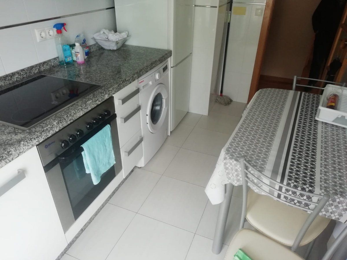 Cuina de Pis de lloguer en Carballo amb Calefacció i Traster