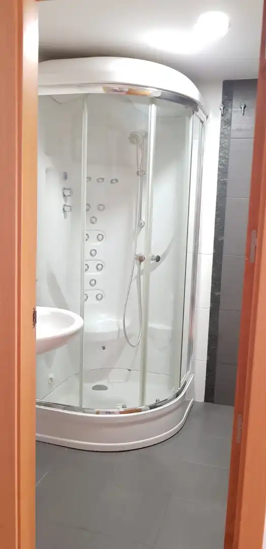 Badezimmer von Einfamilien-Reihenhaus zum Verkauf in La Gineta mit Klimaanlage, Heizung und Parkett