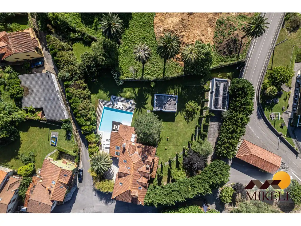 Vista exterior de Casa o xalet en venda en Medio Cudeyo amb Aire condicionat, Calefacció i Jardí privat