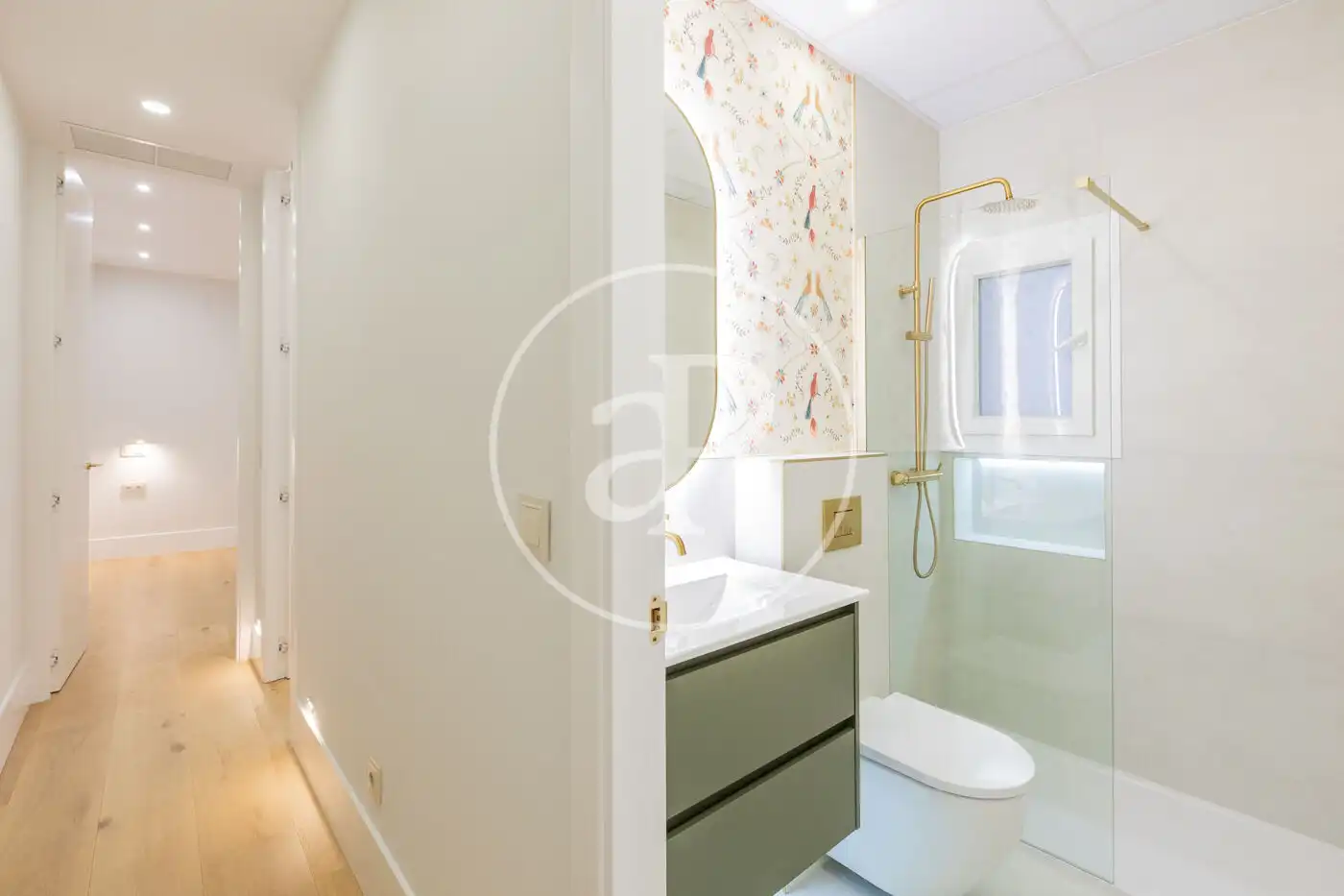 Bathroom of Flat for sale in Madrid  with Air Conditioner and Heating