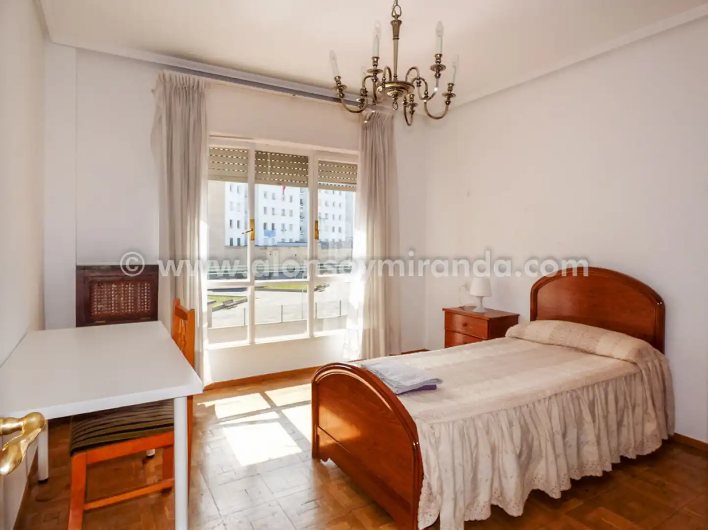 Schlafzimmer von Wohnung zur Miete in Oviedo  mit Heizung, Parkett und Möbliert