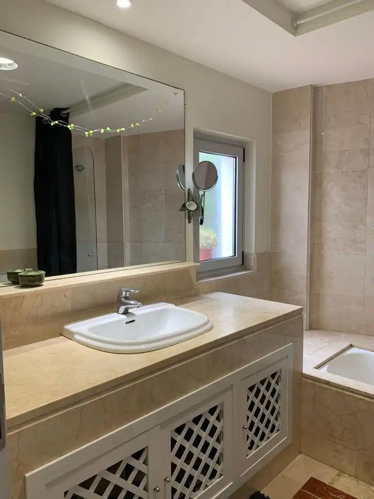 Baño de Apartamento en venta en Sotogrande con Aire acondicionado, Calefacción y Jardín privado