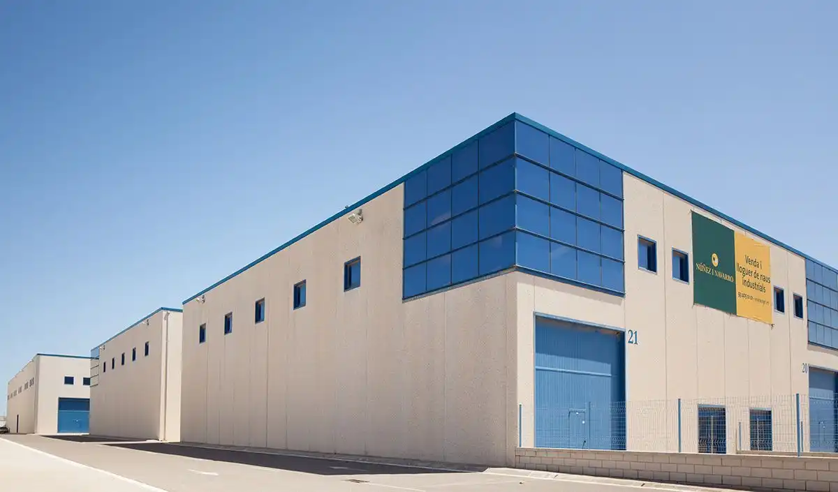 Außenansicht von Fabrikhallen zur Miete in Valls