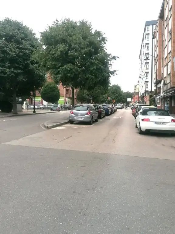 Aparcament de Pis en venda en Gijón  amb Calefacció, Parquet i Terrassa