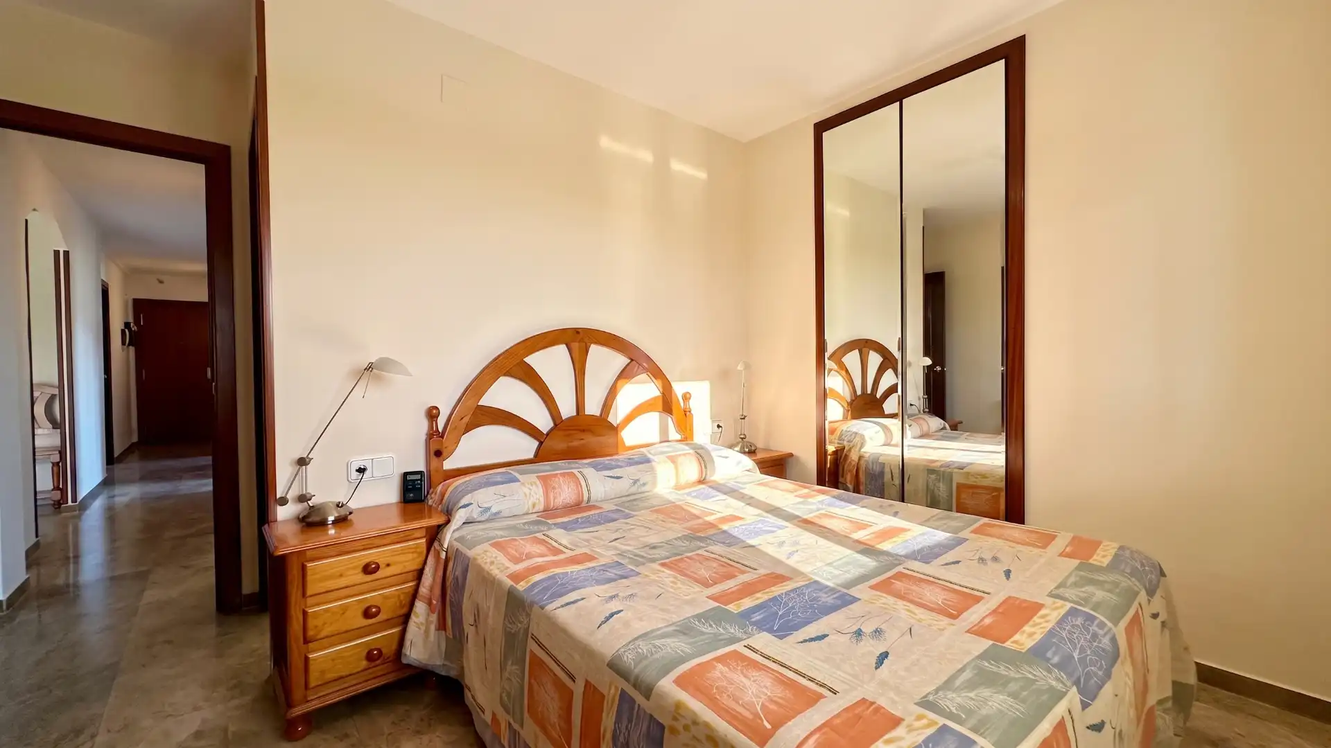 Schlafzimmer von Dachboden zum Verkauf in Salou mit Klimaanlage, Möbliert und Balkon