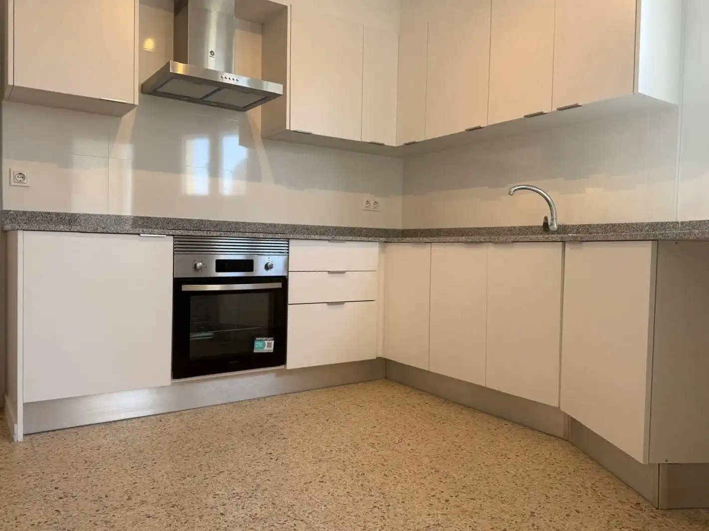 Küche von Wohnung zur Miete in Salt mit Balkon