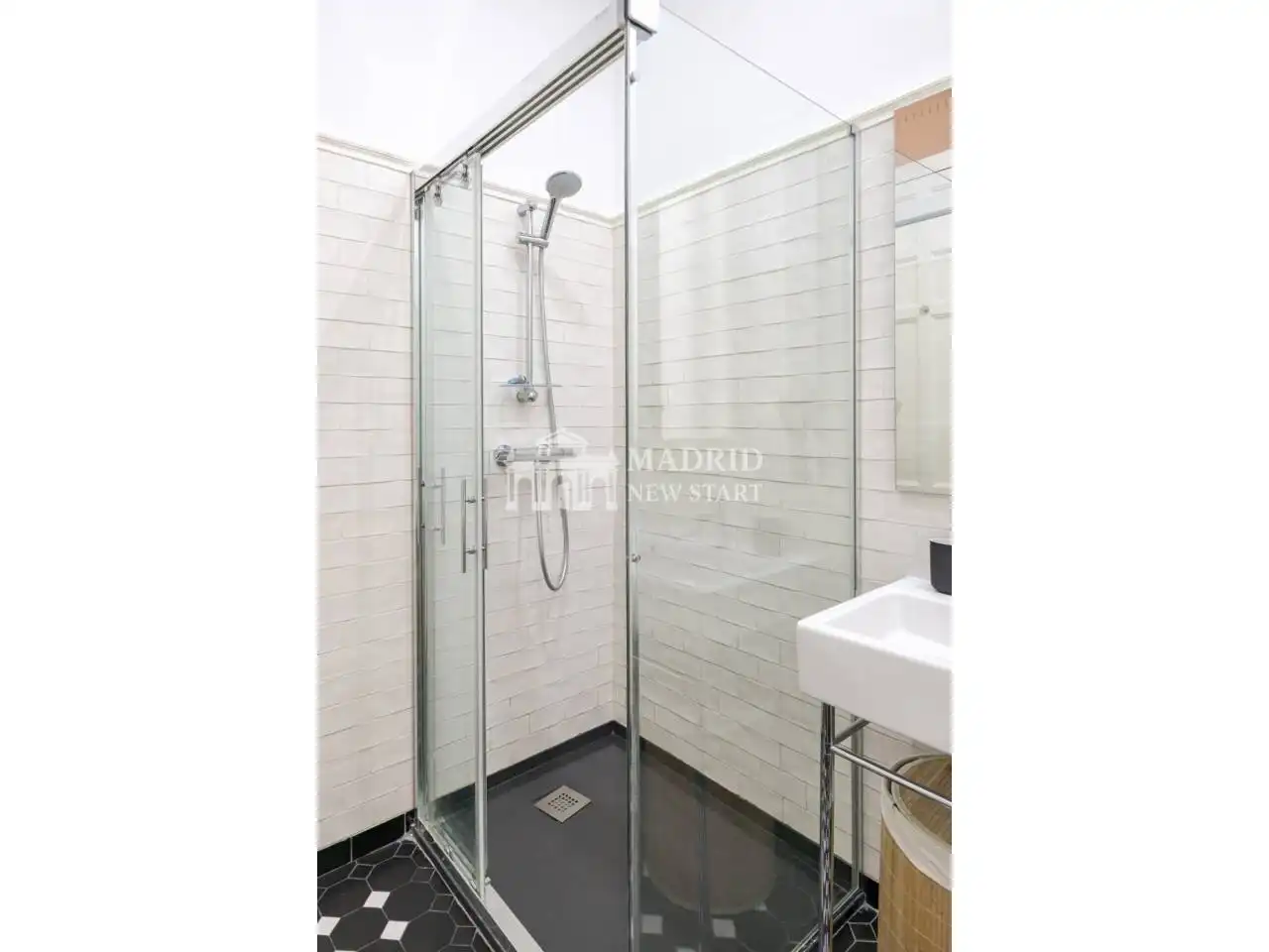 Bathroom of Flat for rent in Madrid  with Air Conditioner, Heating and Parquet flooring