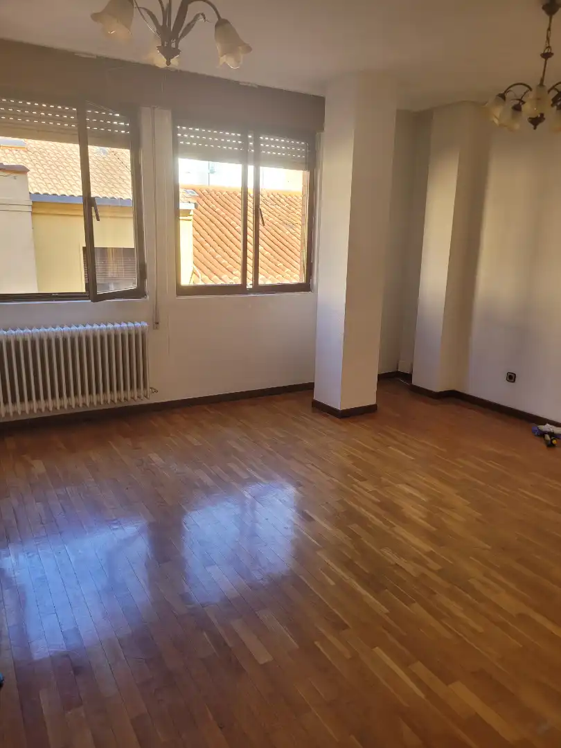 Dormitori de Pis en venda en Soria Capital  amb Calefacció, Parquet i Forn