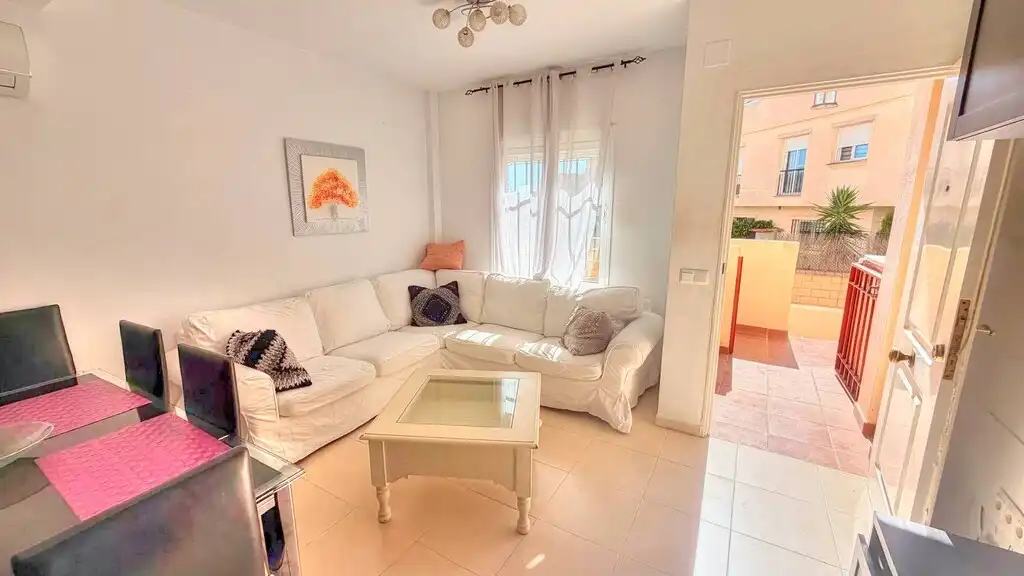 Wohnzimmer von Einfamilien-Reihenhaus zur Miete in Vélez-Málaga mit Klimaanlage, Terrasse und Schwimmbad