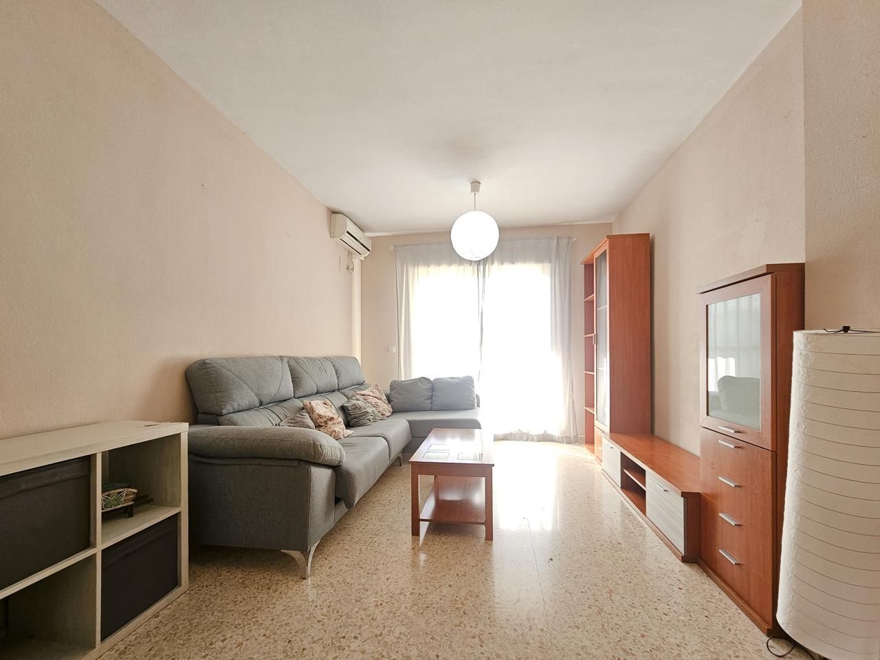 Sala d'estar de Pis de lloguer en Alcalá de Guadaira amb Aire condicionat, Moblat i Balcó