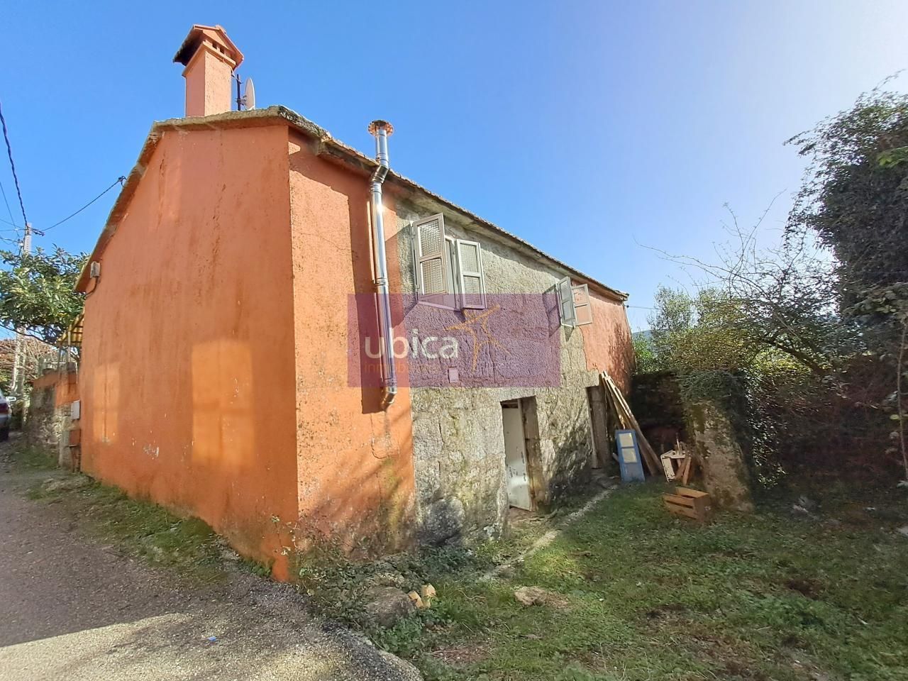 Vista exterior de Casa o xalet en venda en Covelo amb Calefacció, Jardí privat i Terrassa