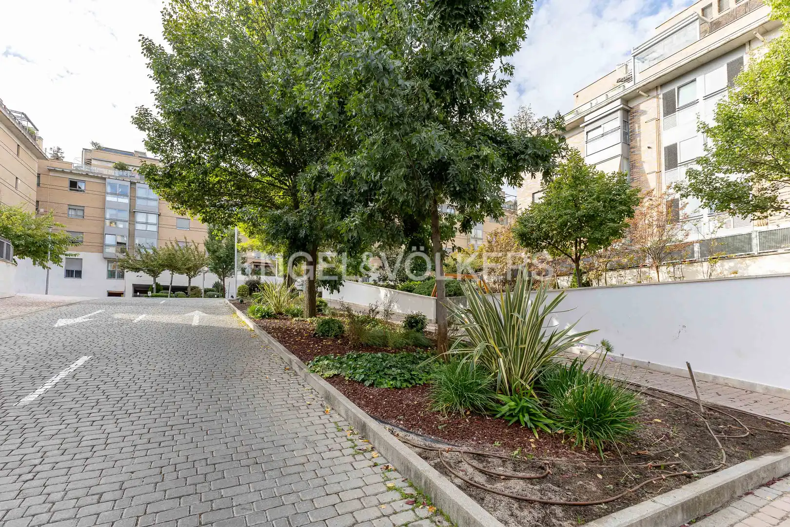 Exterior view of Ground floor for rent in Madrid  with Air Conditioner, Heating and Private garden