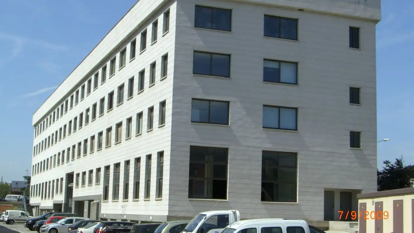 Außenansicht von Fabrikhallen zum Verkauf in Montcada i Reixac