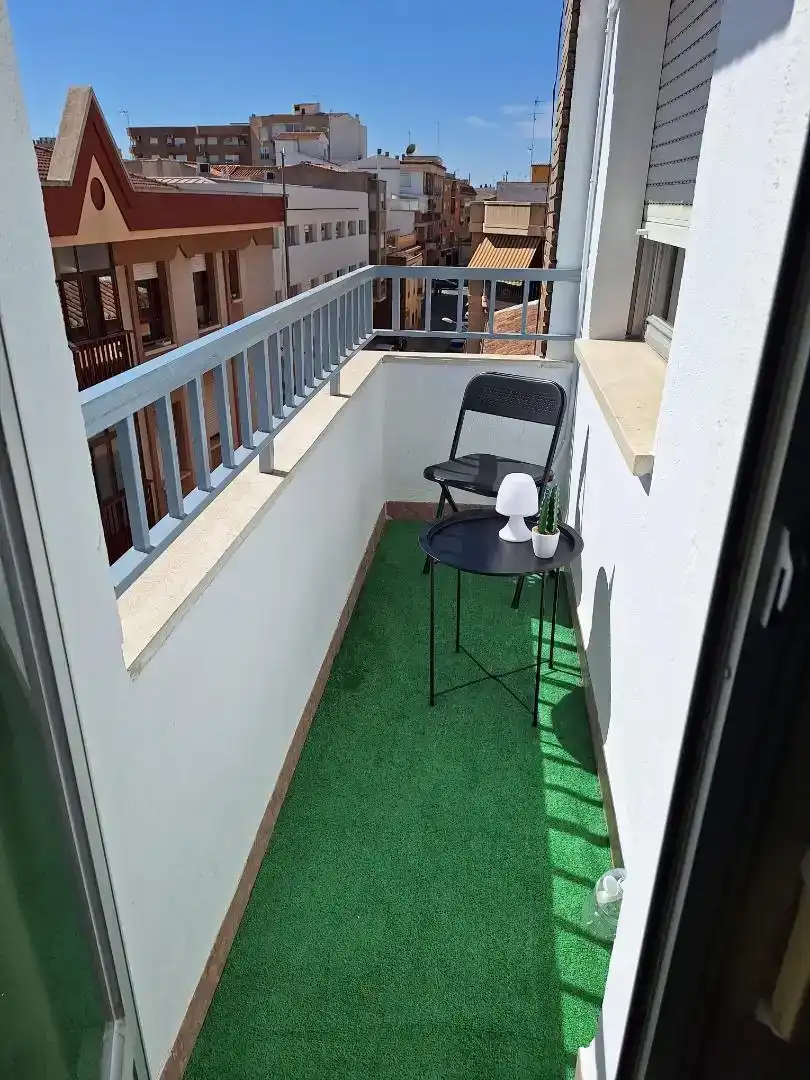 Terrassa de Pis per a compartir en Valdepeñas amb Aire condicionat, Moblat i Forn