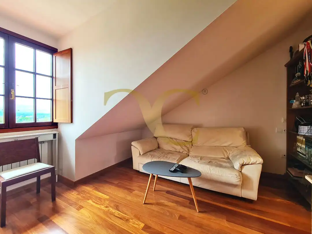 Sala d'estar de Casa adosada en venda en Gijón  amb Calefacció i Traster
