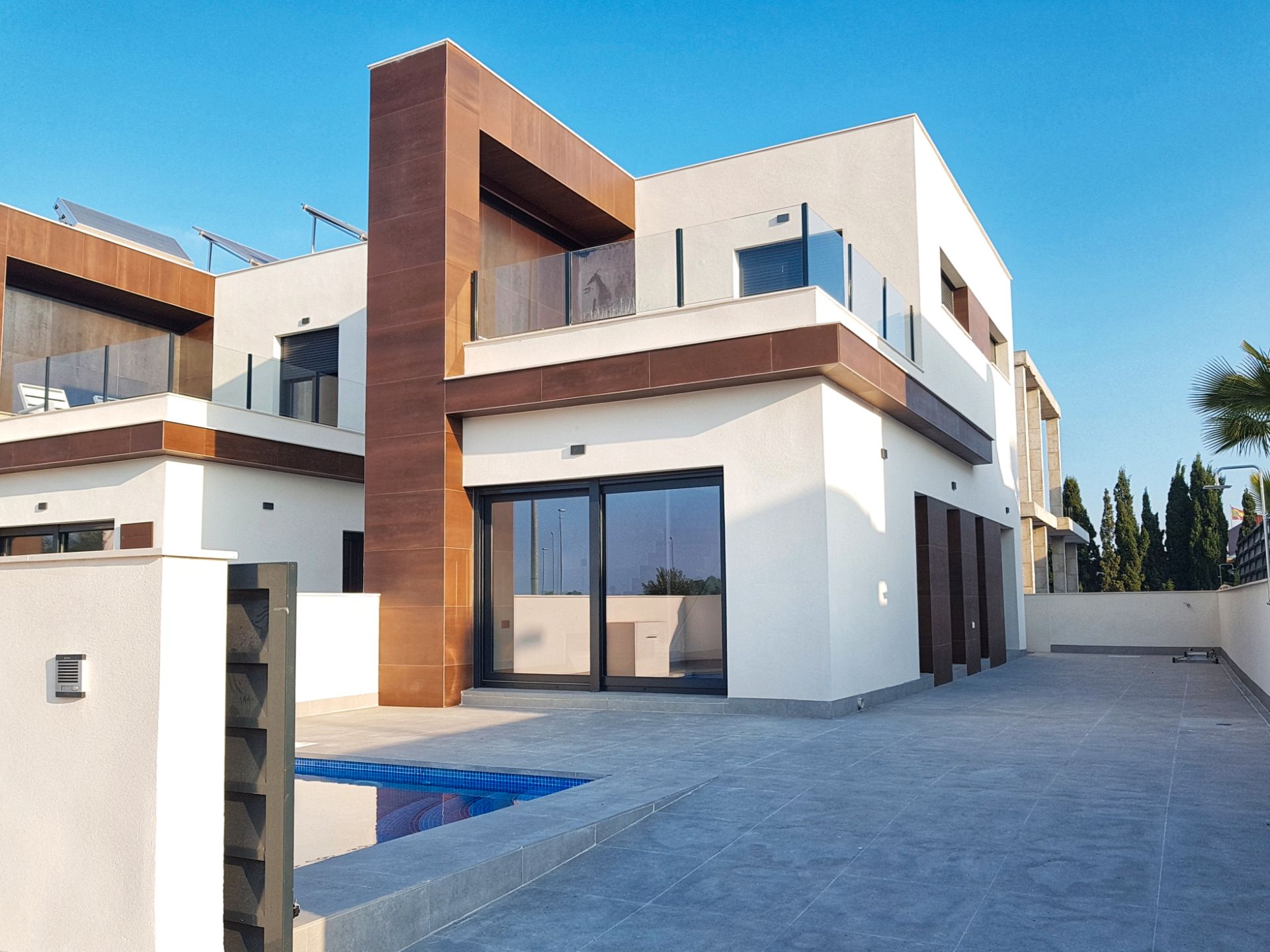 Vista exterior de Casa o xalet en venda en Daya Nueva amb Jardí privat, Terrassa i Piscina