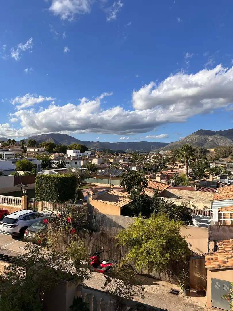 Vista exterior de Casa adosada en venda en La Nucia amb Jardí privat, Terrassa i Traster