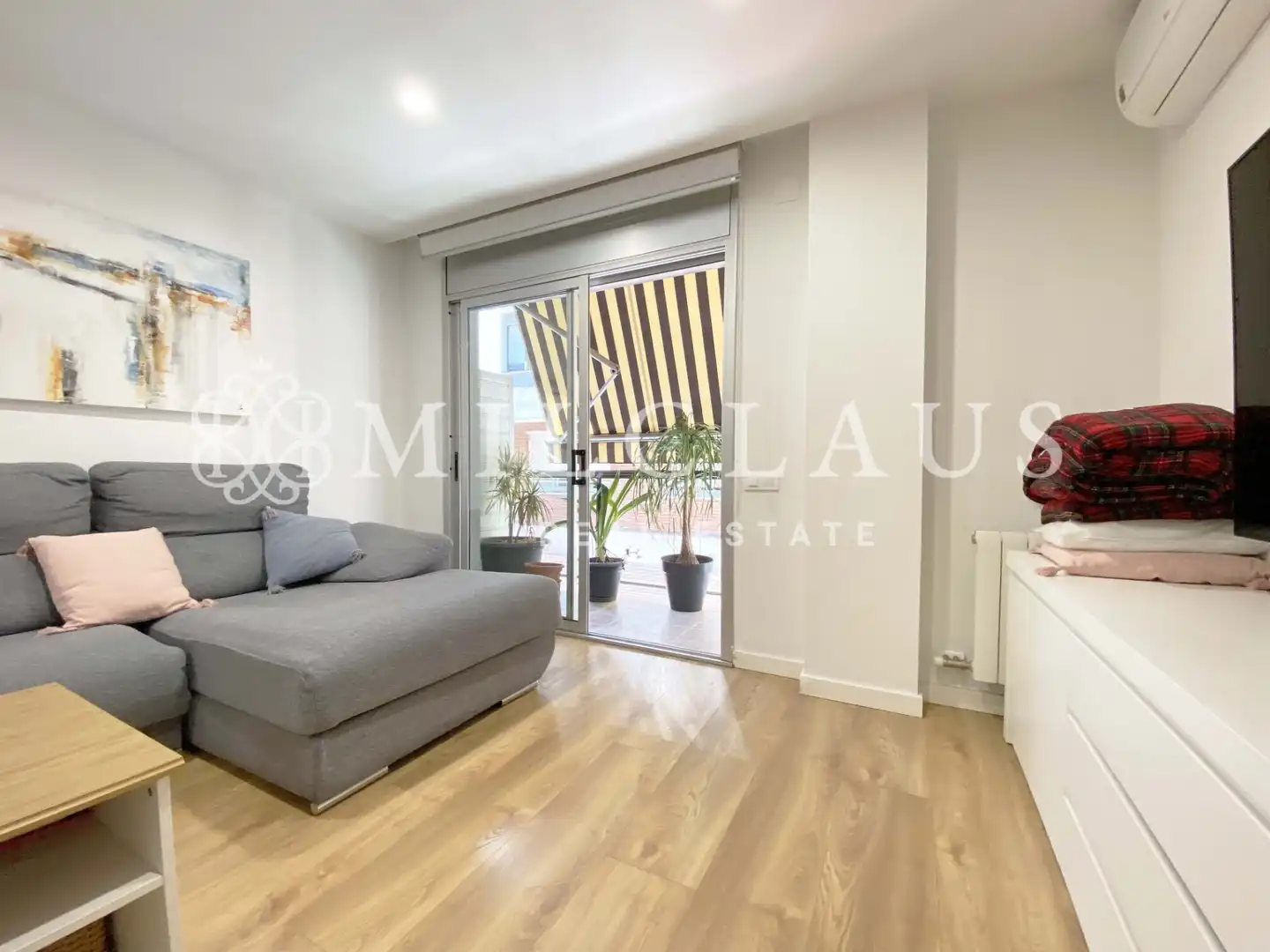 Wohnzimmer von Einfamilien-Reihenhaus zum Verkauf in L'Hospitalet de Llobregat mit Klimaanlage, Heizung und Parkett