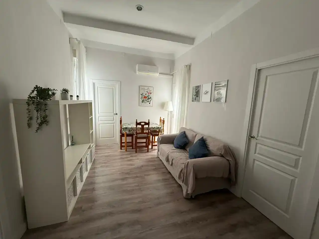 Living room of Flat for share in Sevilla  with Air Conditioner, Parquet flooring and Storage room