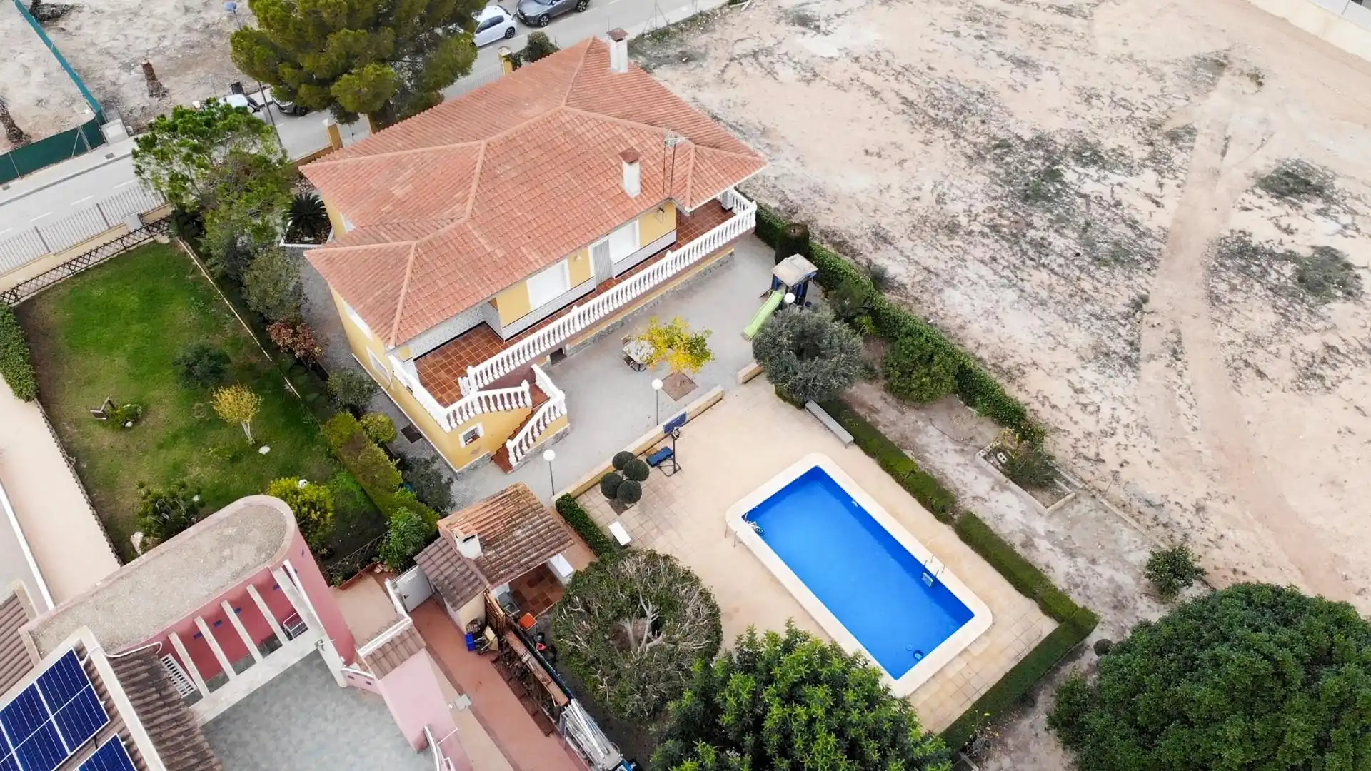 Vista exterior de Casa o xalet en venda en Orihuela amb Aire condicionat, Jardí privat i Terrassa