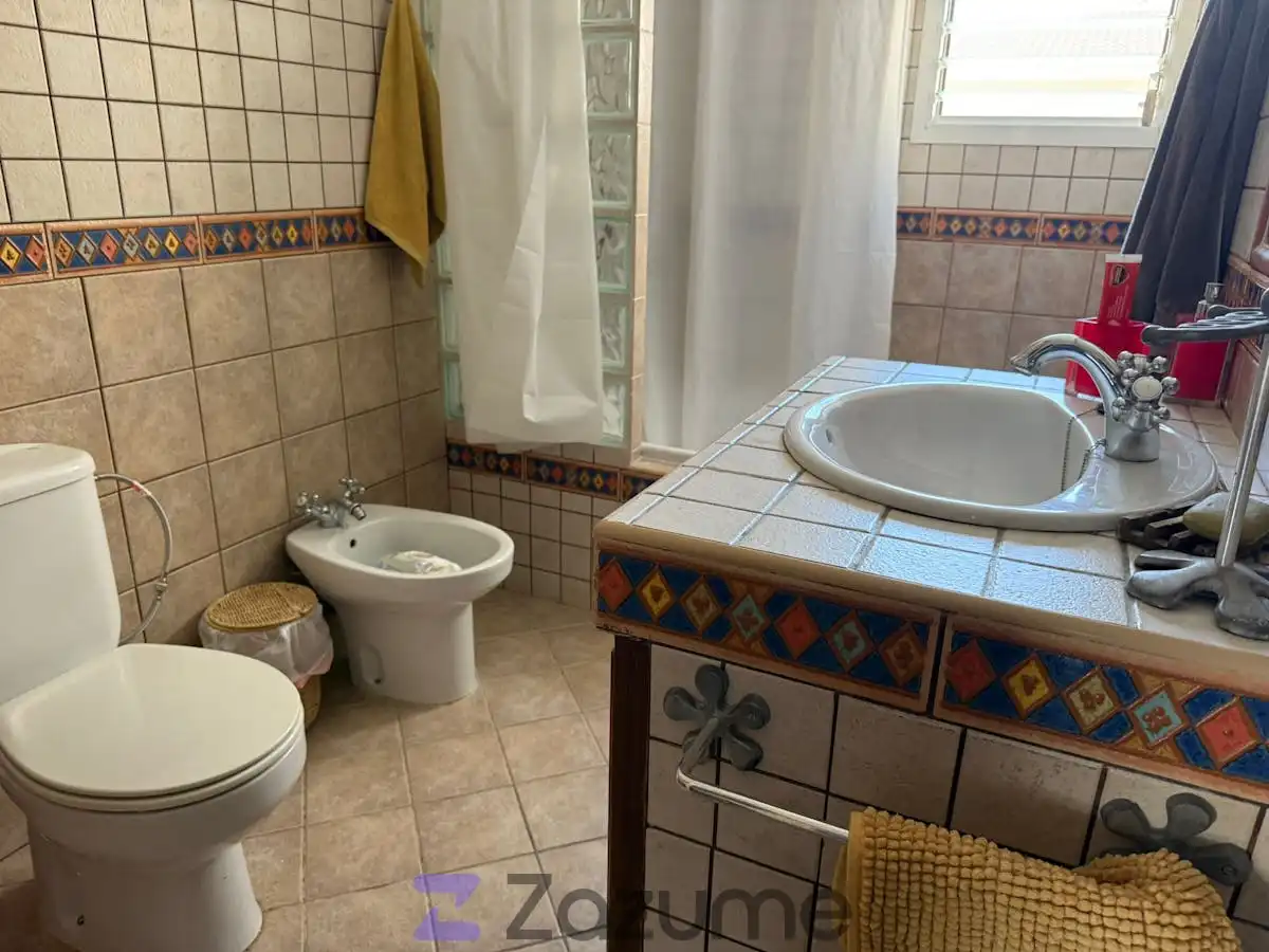 Bany de Pis de lloguer en Santa Pola amb Aire condicionat, Terrassa i Moblat