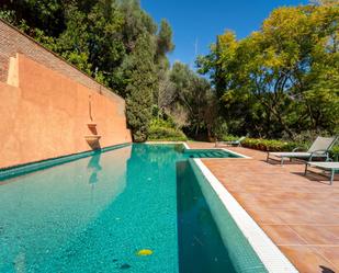 Piscina de Apartament de lloguer en Benahavís amb Aire condicionat, Jardí privat i Terrassa