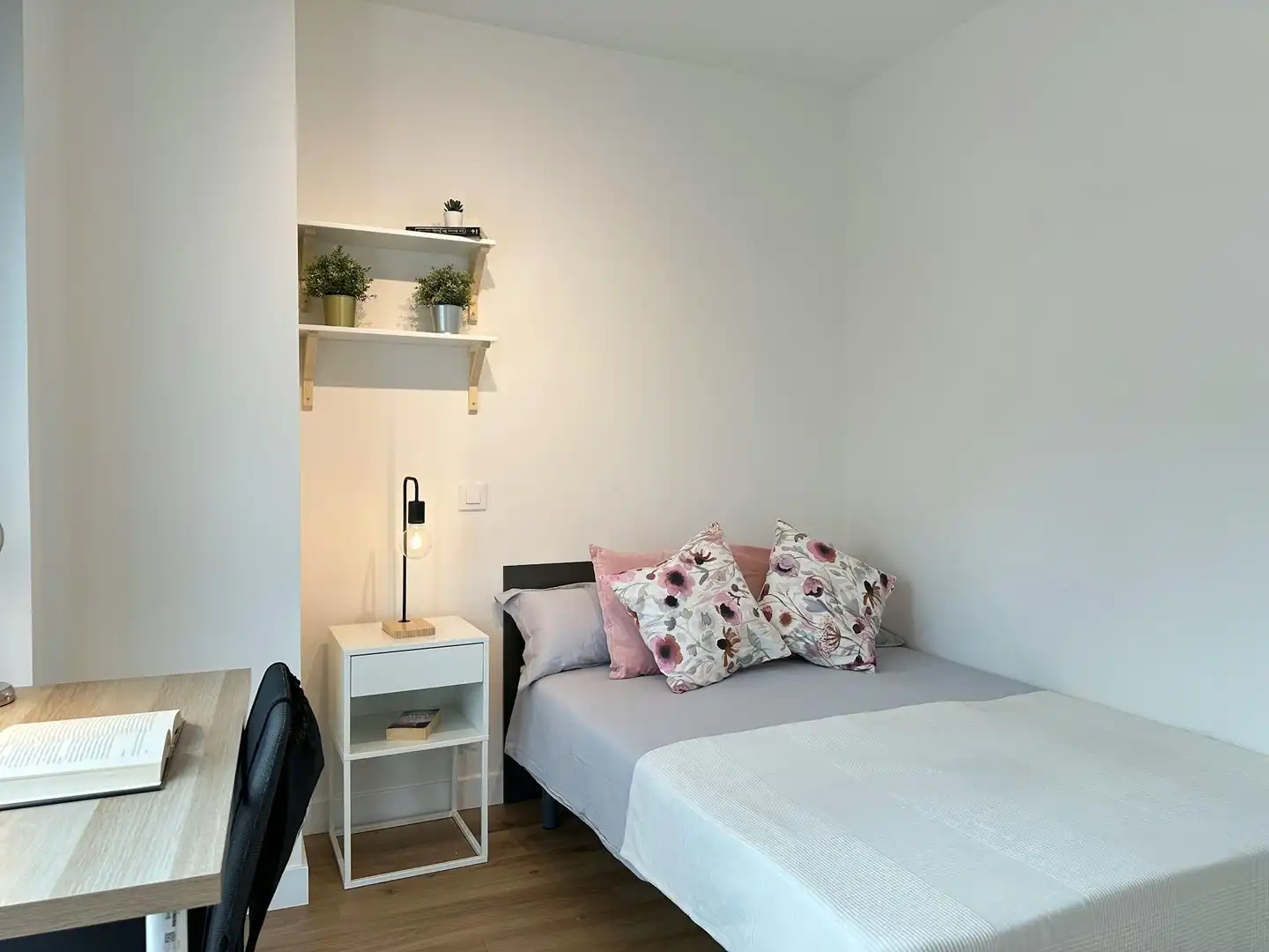Schlafzimmer von Wohnung zur Miete in Madrid mit Heizung, Möbliert und Waschmaschine