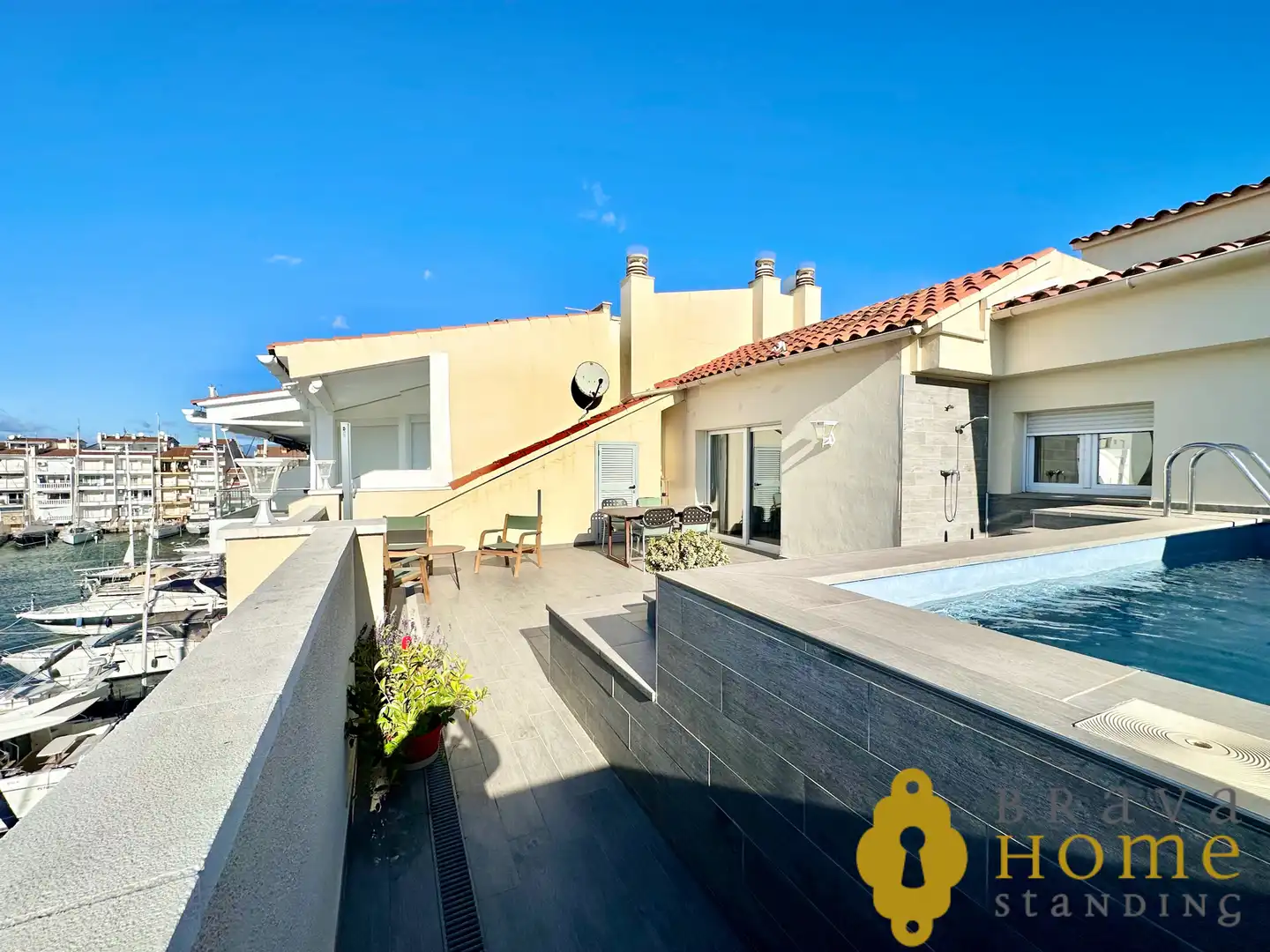 Vista exterior de Àtic en venda en Empuriabrava amb Aire condicionat, Calefacció i Terrassa