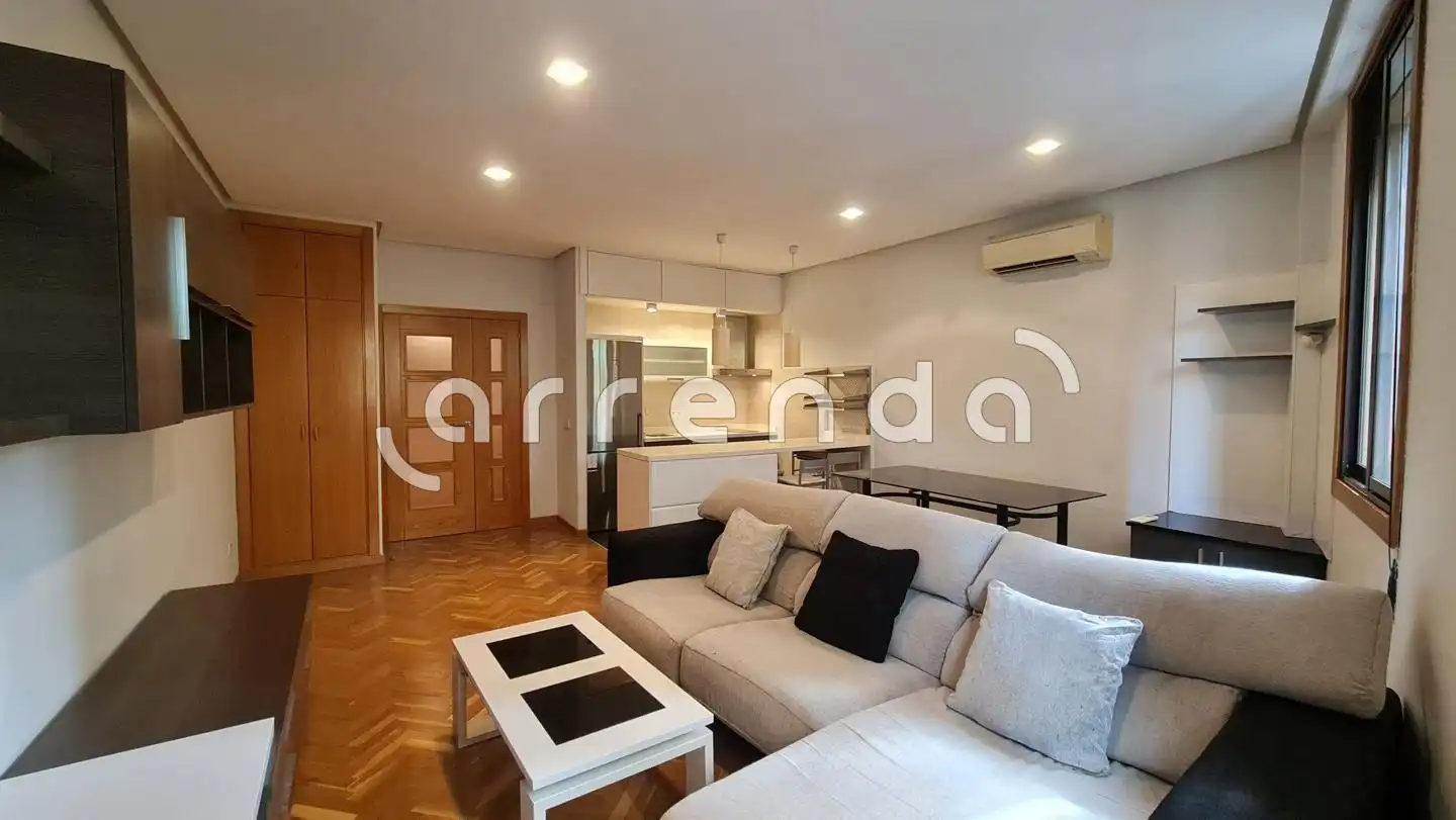 Wohnzimmer von Wohnung zur Miete in Madrid mit Klimaanlage, Parkett und Möbliert