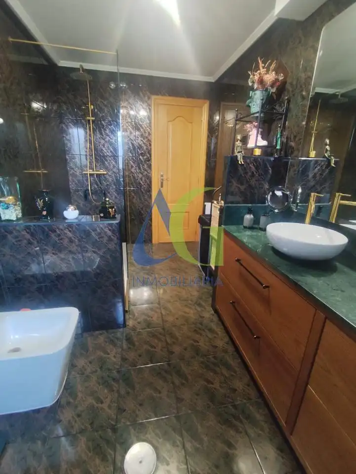 Bany de Casa o xalet en venda en Villaquilambre amb Calefacció, Jardí privat i Parquet