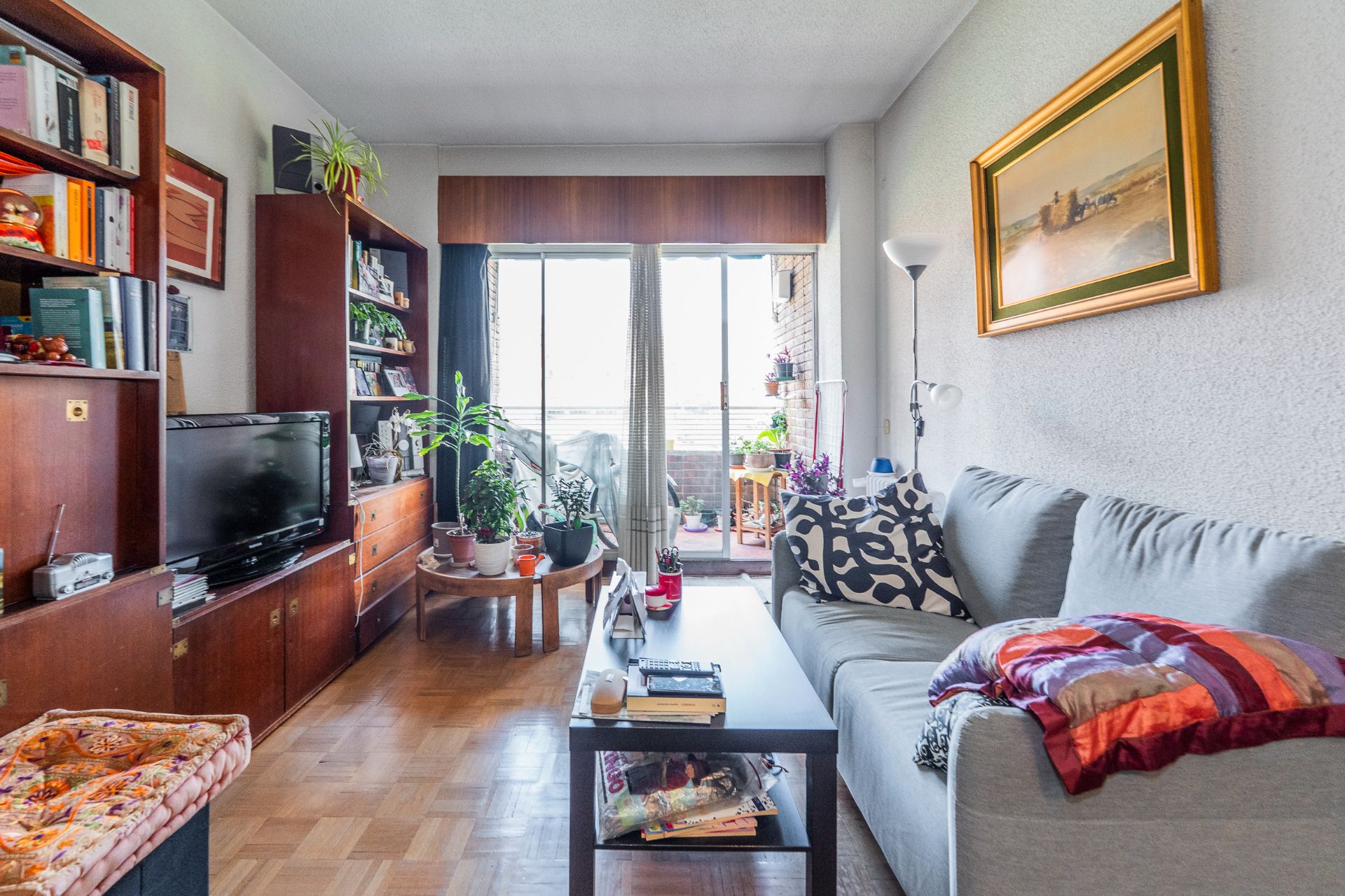 Sala d'estar de Pis en venda en  Madrid Capital amb Calefacció, Parquet i Terrassa