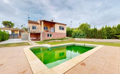 Vista exterior de Casa o xalet en venda en Torrent amb Terrassa i Piscina