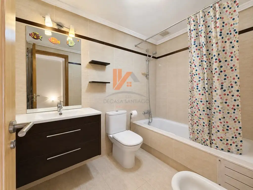 Baño de Piso en venta en Santiago de Compostela  con Terraza, Amueblado y Horno