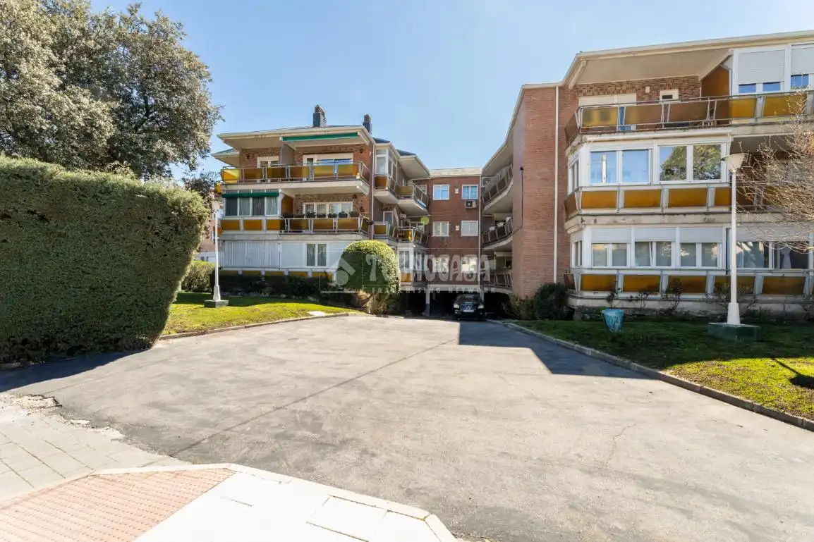 Vista exterior de Pis en venda en Hoyo de Manzanares amb Calefacció, Terrassa i Piscina comunitària