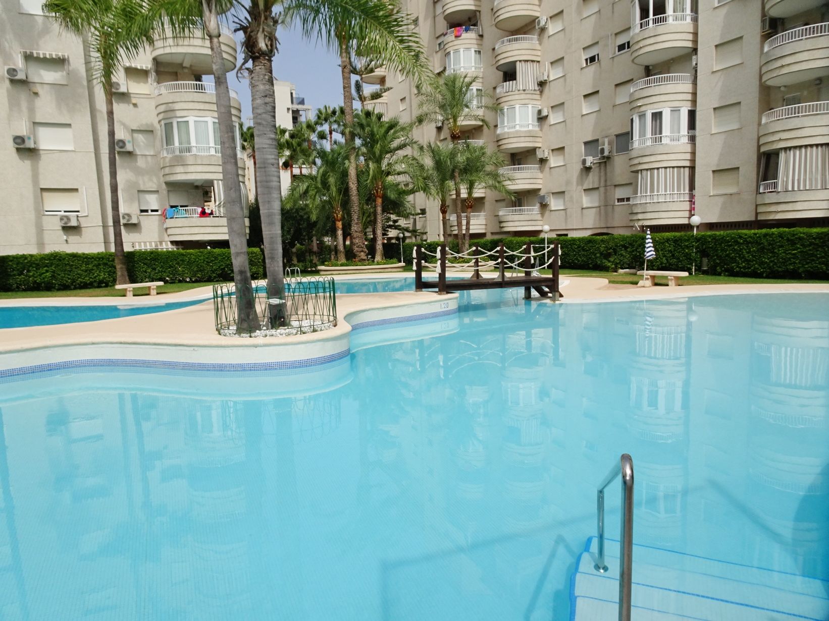 Piscina de Apartament de lloguer en Gandia amb Aire condicionat, Terrassa i Moblat