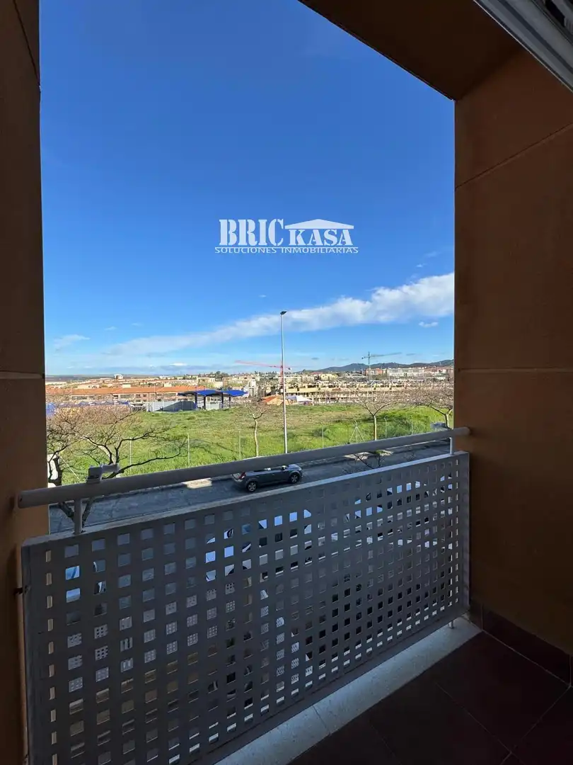 Vista exterior de Casa adosada en venda en Cáceres amb Aire condicionat, Calefacció i Terrassa