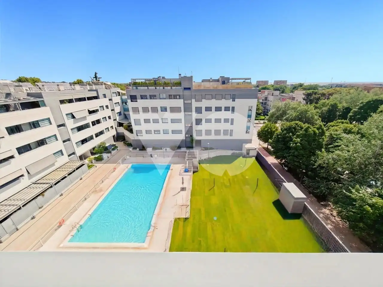 Piscina de Dúplex en venda en Madrid amb Aire condicionat, Calefacció i Terrassa
