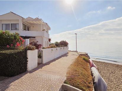 Vista exterior de Casa o xalet en venda en Estepona amb Terrassa i Balcó