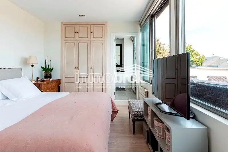 Schlafzimmer von Dachboden zur Miete in La Moraleja mit Klimaanlage, Heizung und Abstellraum