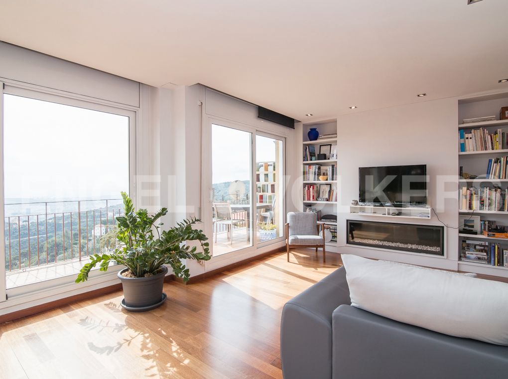 Sala d'estar de Àtic de lloguer en  Barcelona Capital amb Calefacció, Parquet i Terrassa