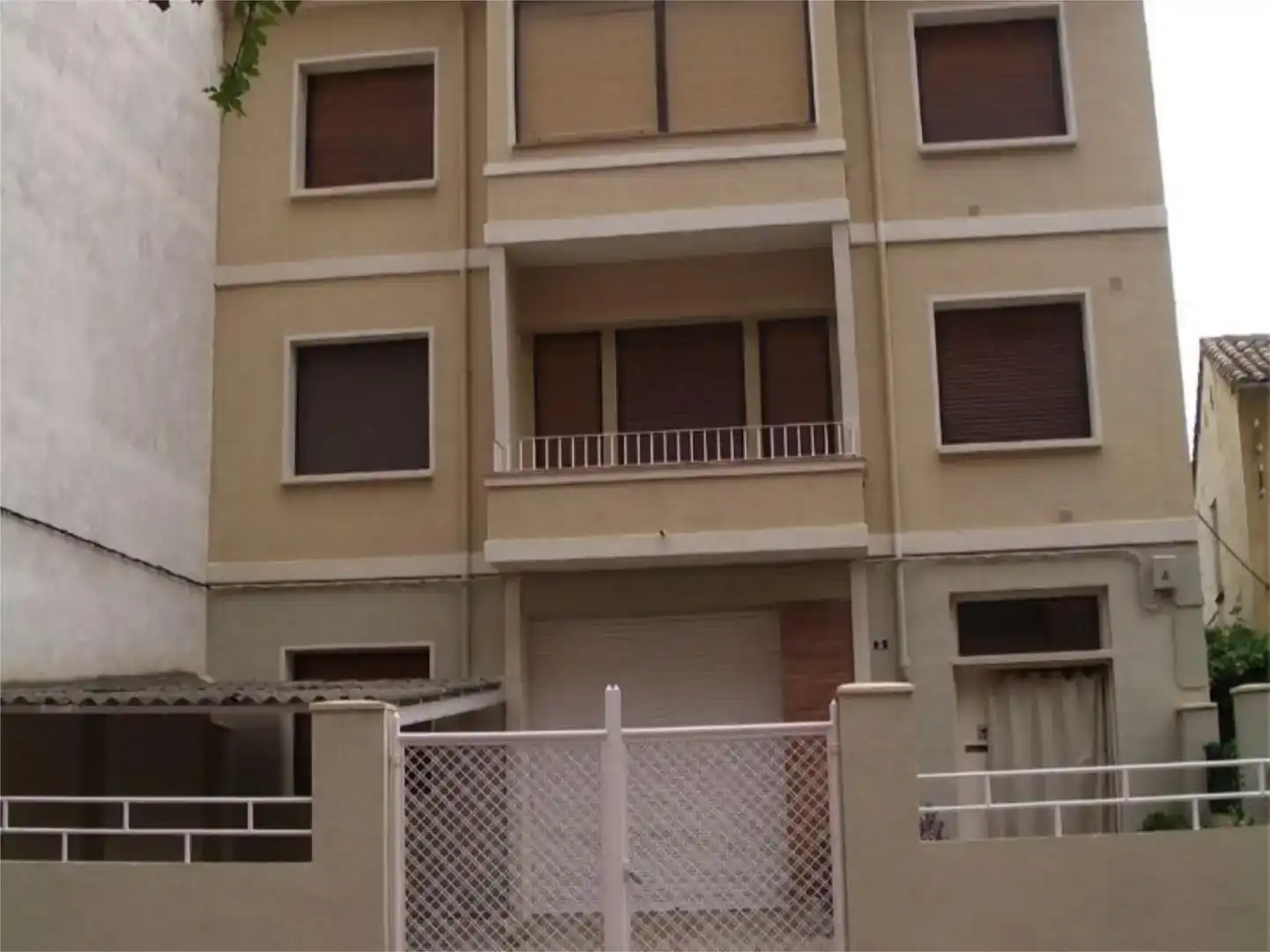 Vista exterior de Casa o xalet en venda en Barbastro amb Jardí privat, Traster i Balcó