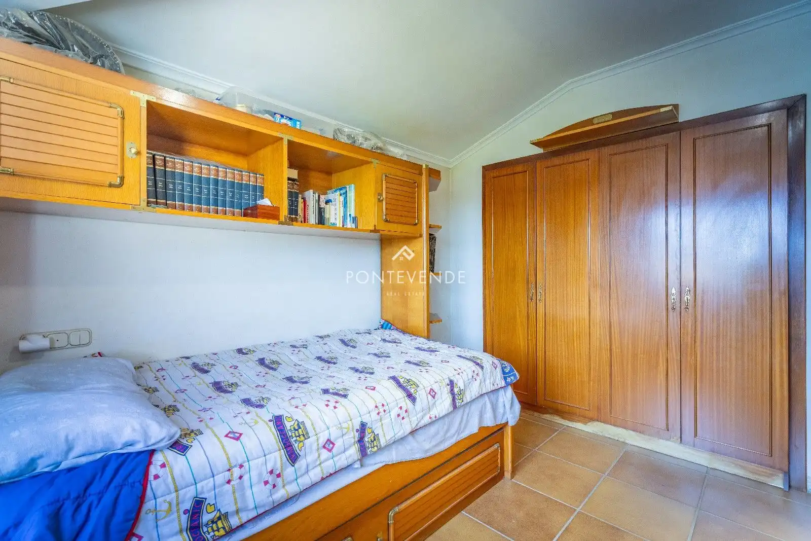 Dormitori de Casa o xalet en venda en Pontevedra Capital  amb Terrassa, Traster i Piscina
