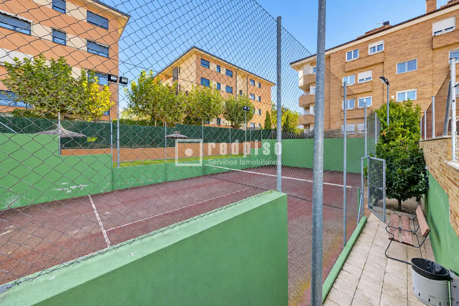 Außenansicht von Wohnung zum Verkauf in Boadilla del Monte mit Klimaanlage, Heizung und Privatgarten
