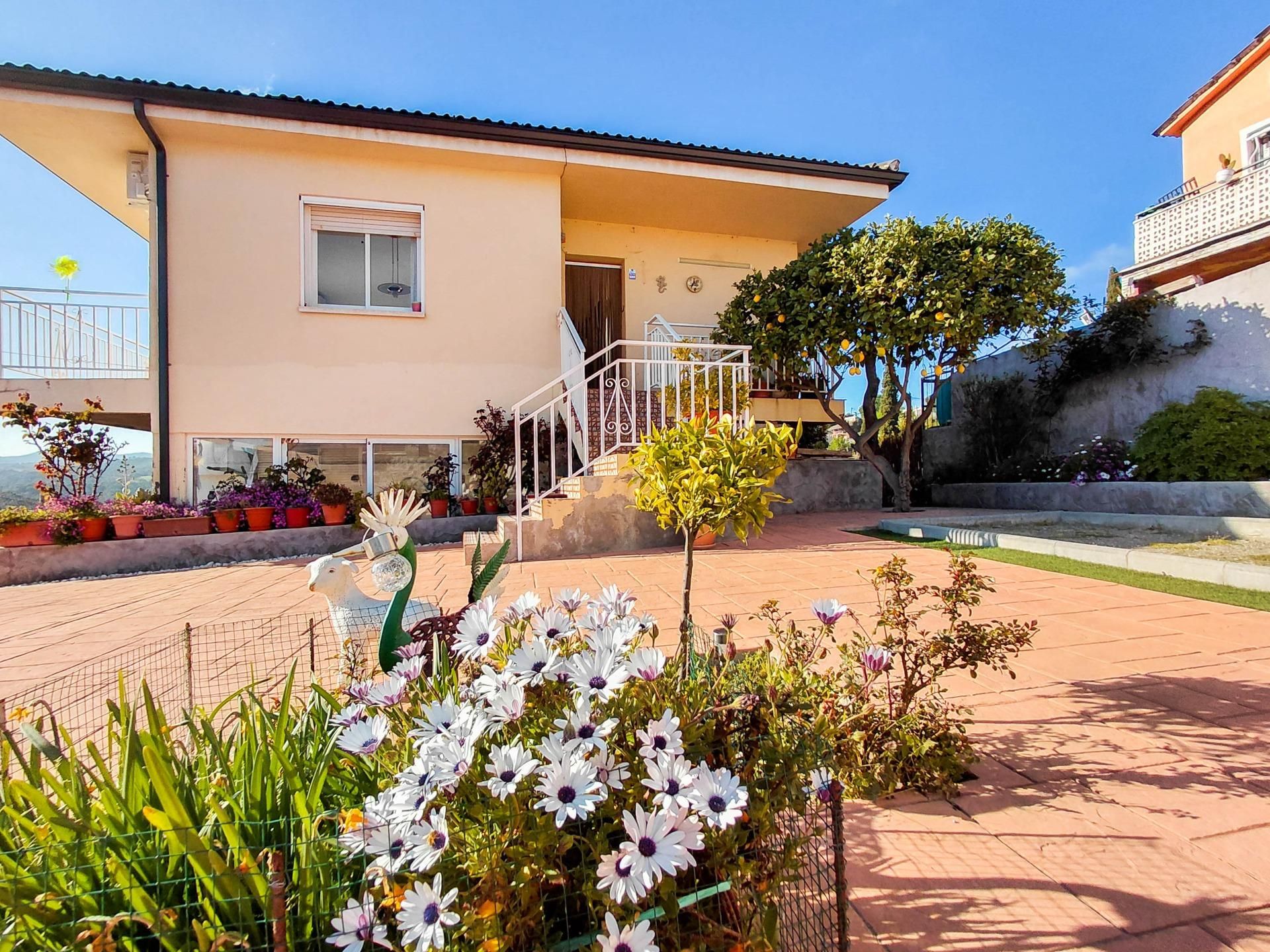 Vista exterior de Casa o xalet en venda en Els Hostalets de Pierola amb Aire condicionat, Jardí privat i Terrassa