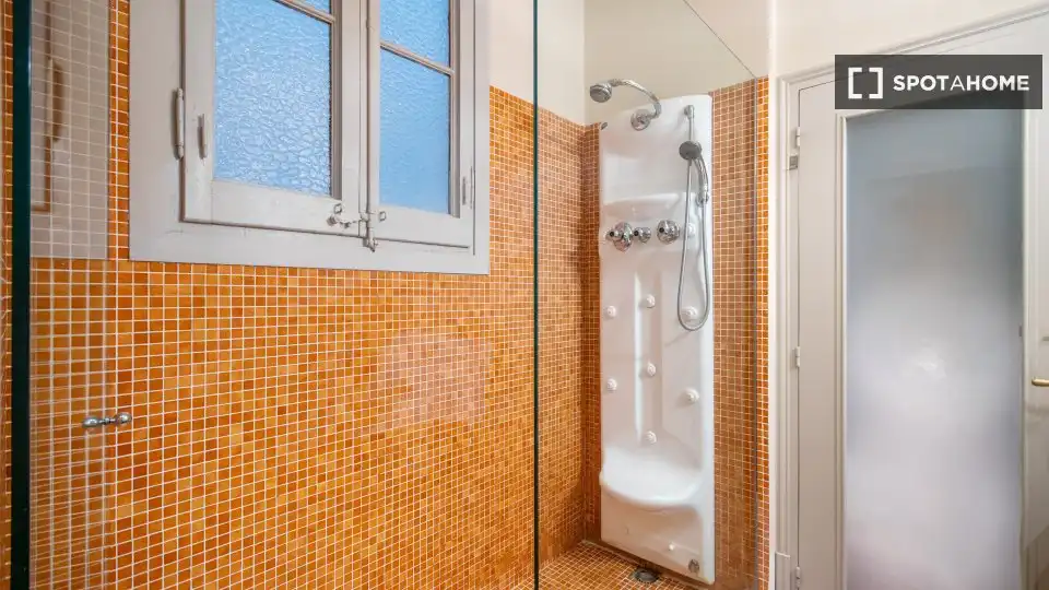 Baño de Piso para compartir en Barcelona con Aire acondicionado, Calefacción y Amueblado